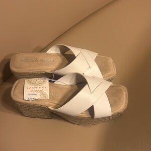 Altar’s state white clog heel